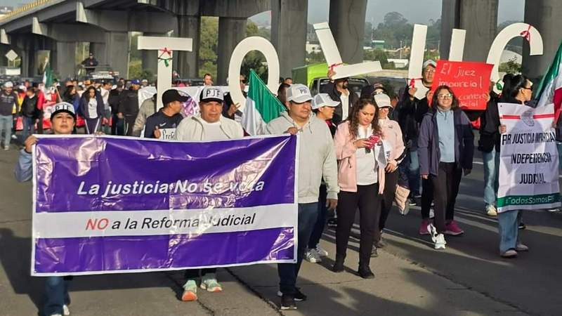 Trabajadores del Poder Judicial marchan sobre la carretera México-Toluca; afectan circulación 