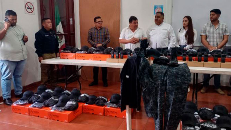 Entregan uniformes y equipo táctico a policías de Tacámbaro, Michoacán  
