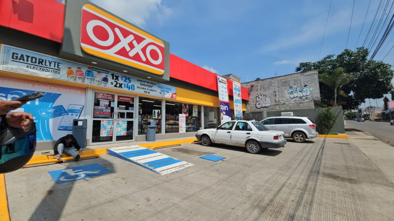 Asaltan tienda OXXO en Morelia, Michoacán 