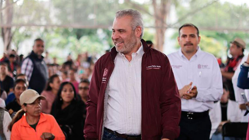 Entrega Bedolla apoyos económicos y médicos del programa Salud en tu Familia 