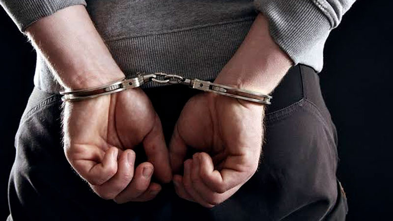 Detienen a policía por fotografiar alumnas en escuela de CDMX 