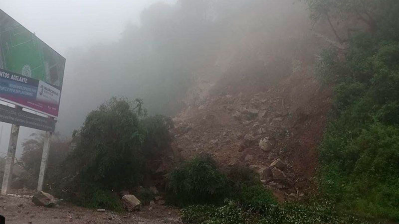 Se desgaja cerro y deja incomunicada parcialmente entrada a Pinal de Amoles, Querétaro