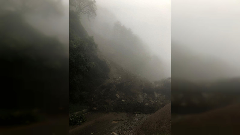Se desgaja cerro y deja incomunicada parcialmente entrada a Pinal de Amoles, Querétaro