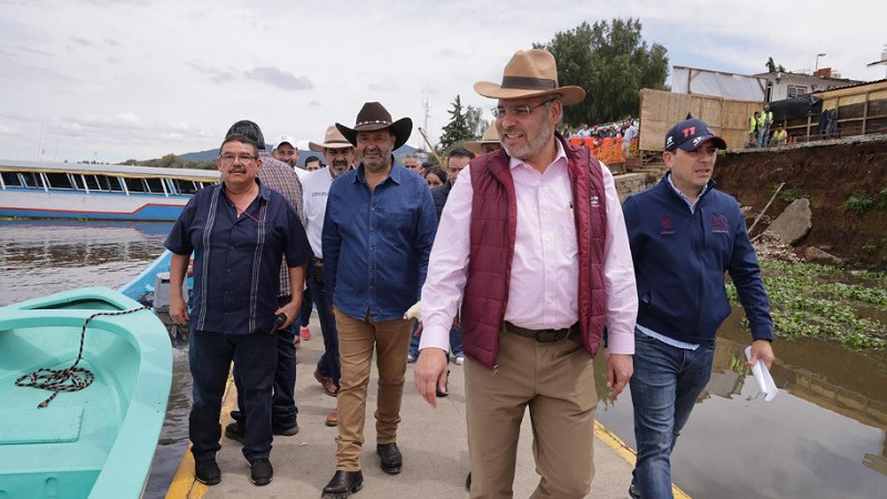 Adquiere Gobierno de Michoacán draga marina para limpieza del lago de Pátzcuaro 