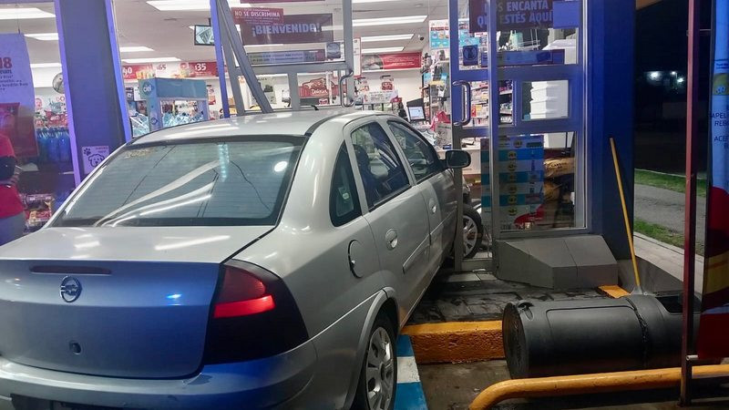 Mujer se mete con todo y auto a establecimiento comercial en Tulancingo, Hidalgo 
