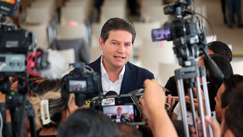 Llama Alfonso Martínez a senadores a no ser “levanta dedos” 