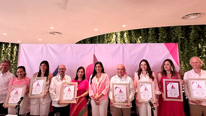 AVASA recibe Distintivo Triángulo Rosa por lucha contra el cáncer de mama 