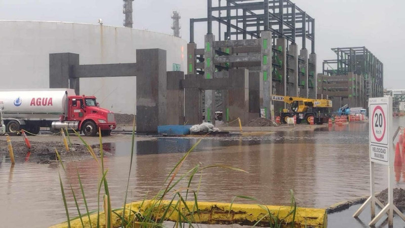 Por fuertes lluvias, se inundan Refinería de Salina Cruz, Oaxaca   