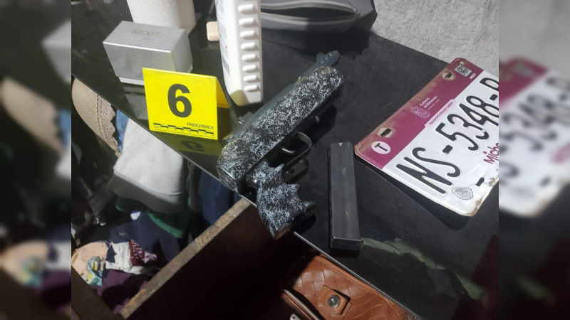 En cateo en Morelia, Michoacán, aseguran dos vehículos, un arma de fuego y detiene a una persona