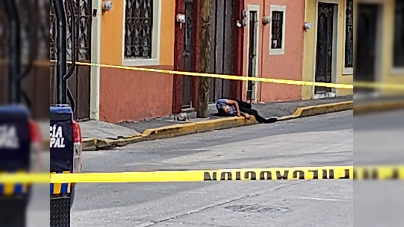 En plena vía pública atacan a balazos a un hombre en Yuriria, Guanajuato