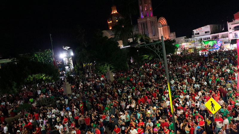 Grito de independencia en Apatzingán, Michoacán, rompe récord en asistencia local  