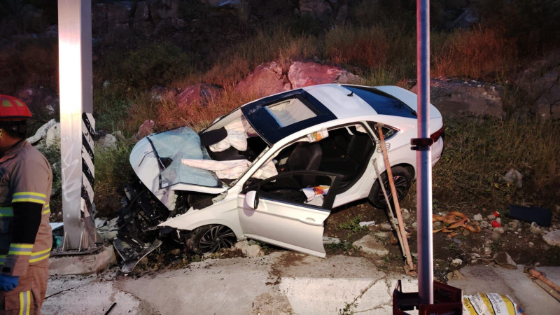 Quedó atrapado en su auto luego de chocar en el Sur Poniente de Querétaro 