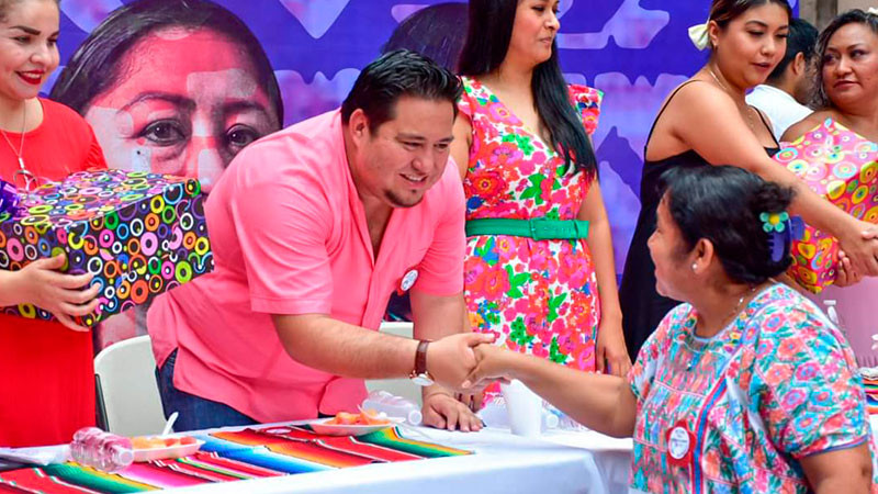 Gobierno de Lázaro Cárdenas, Michoacán, reconoce a mujeres Indígenas y artesanos