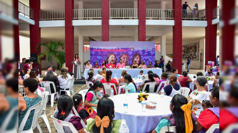 Gobierno de Lázaro Cárdenas, Michoacán, reconoce a mujeres Indígenas y artesanos