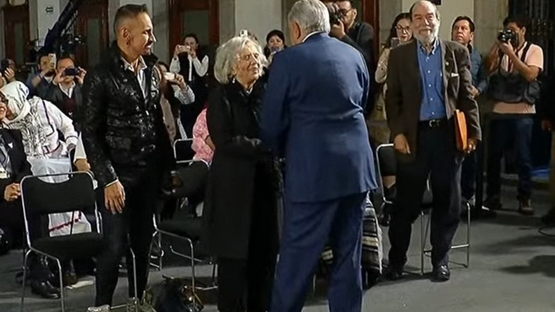 Reconocen en la ´mañanera’ a Elena Poniatowska por su trabajo en el Consejo de Memoria Histórica 
