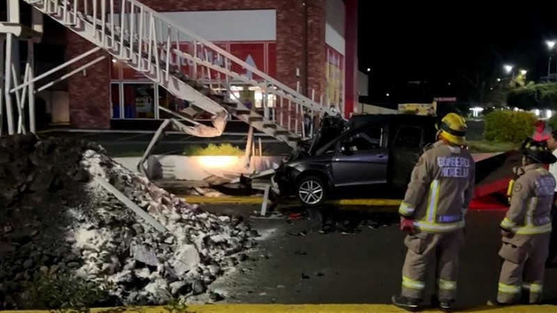 Choca con su camioneta en Morelia, Michoacán, destrozó un puente peatonal 