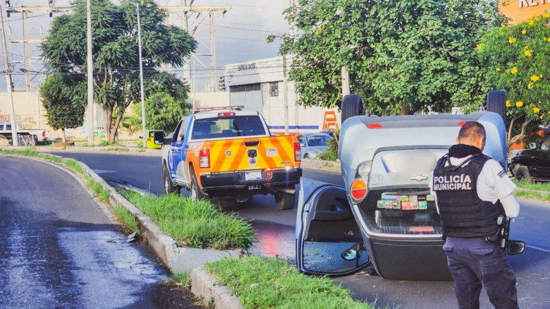 Volcadura en Lomas de Casa Blanca, en Querétaro 
