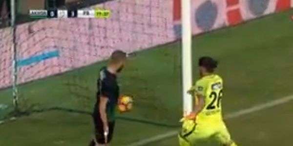 Divertido momento es captado en video cuando portero se enoja con su equipo al marcar autogol en Turquía 