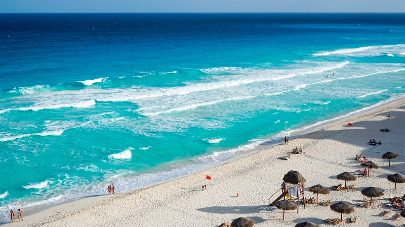 Cancelan y demoran vuelos a Cancún por tormenta 'Helene' 