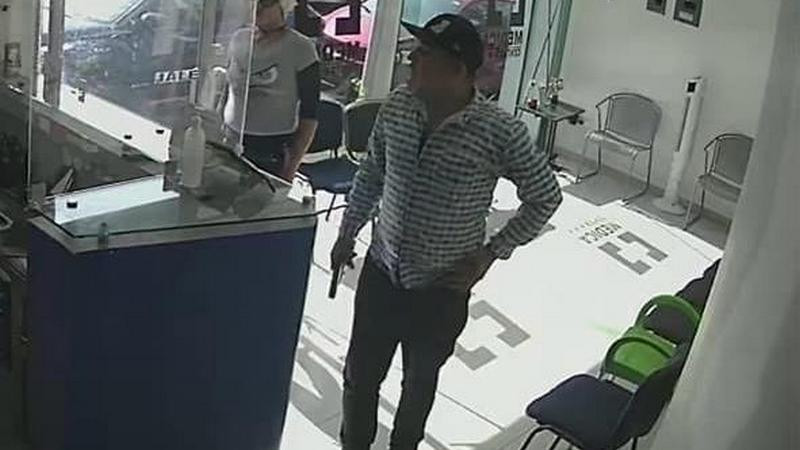 Pareja de ladrones asalta clínica en Morelia, Michoacán 