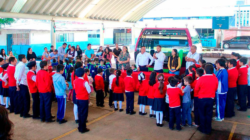 Infancias de Uruapan conocen en escuelas cómo será la cabina del teleférico 