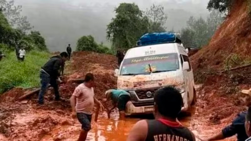 Deslaves dejan incomunicadas a decenas de comunidades de la Mixteca y Sierra Sur de Oaxaca 