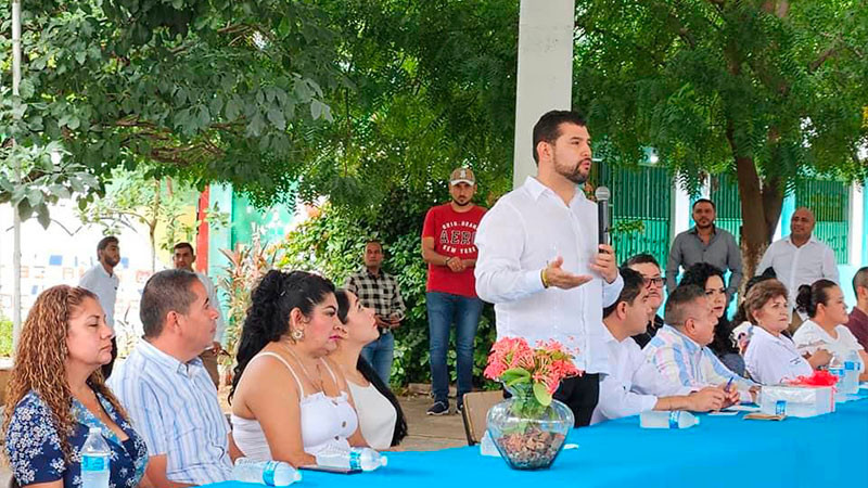 Acompaña Octavio Ocampo, al Presidente Municipal, Pablo Varona a inauguración de techumbre  