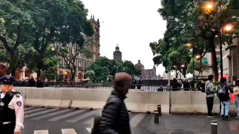 Blindan Palacio Nacional previo a marchas por aniversario del Caso Ayotzinapa 