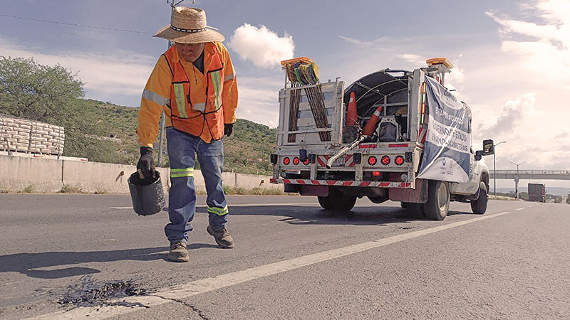 Autoridades estatales de Querétaro realizan el mantenimiento de la Carretera Federal 120 