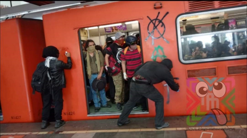 Manifestantes vandalizan la línea 3 del Metro de la CDMX; agreden a conductor 