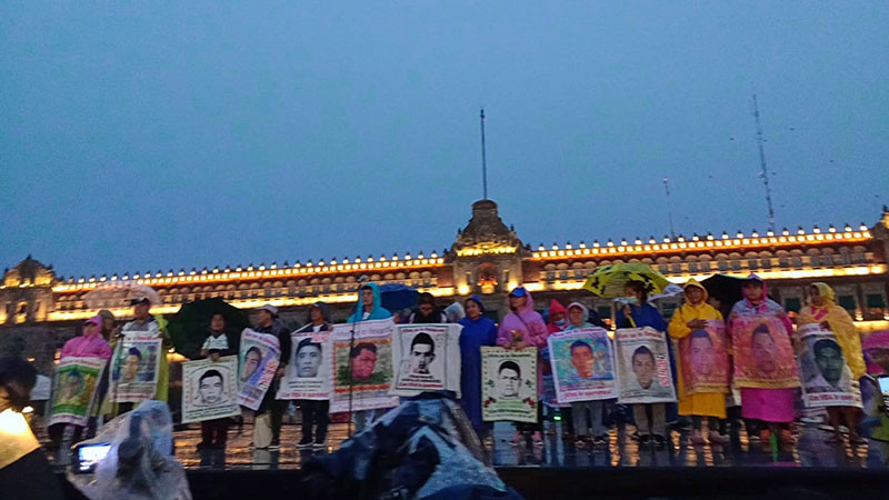 Marchan por los 10 años de la desaparición de los 43 normalistas de Ayotzinapa 