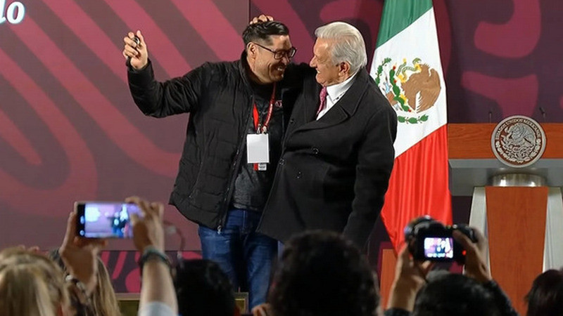 AMLO rifa reloj entre periodistas que acudieron a la ‘mañanera’ de manera constante 