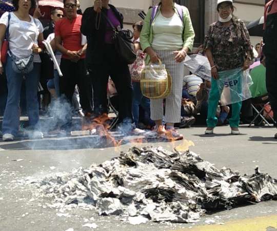 Manifestaciones de la CNTE continúan en Morelia, nuevamente incendian exámenes - Foto 0 