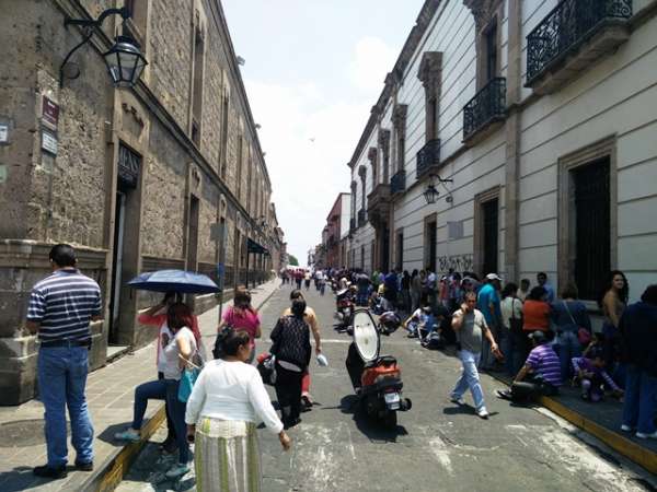 Manifestaciones de la CNTE continúan en Morelia, nuevamente incendian exámenes - Foto 2 
