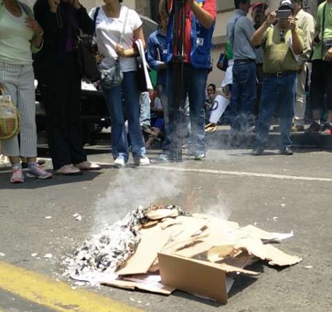Manifestaciones de la CNTE continúan en Morelia, nuevamente incendian exámenes - Foto 3 
