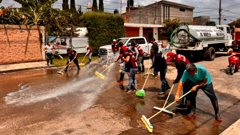 Encabeza Barragán jornada de limpieza y fumigación en colonias afectadas por el desfogue de Cointzio 