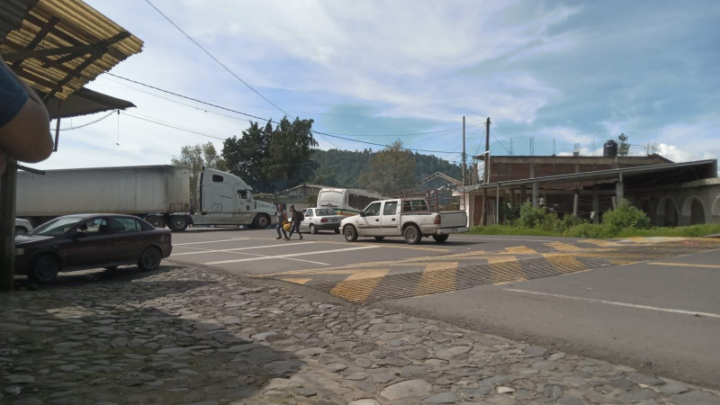 Bloqueos en Michoacán paralizan las carreteras Uruapan - Los Reyes y Los Reyes – Zamora 