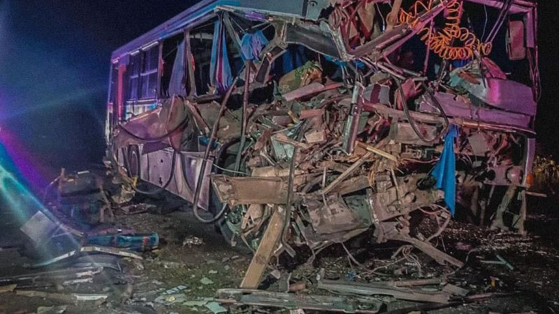 Un muerto y 35 lesionados deja choque frontal en la carretera a Chichimequillas, Querétaro 