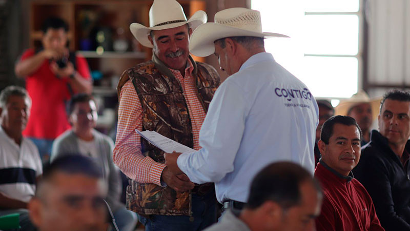 Entrega titular de SEDEA Avisos de Autorización de Apoyo Estatal en los municipios de Querétaro y Corregidora 