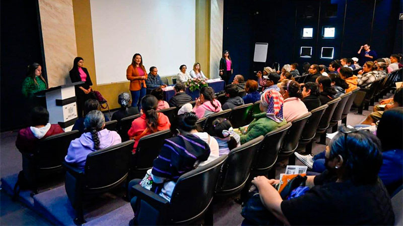 Mónica Valdez entrega apoyos a mujeres con cáncer de Zacapu 