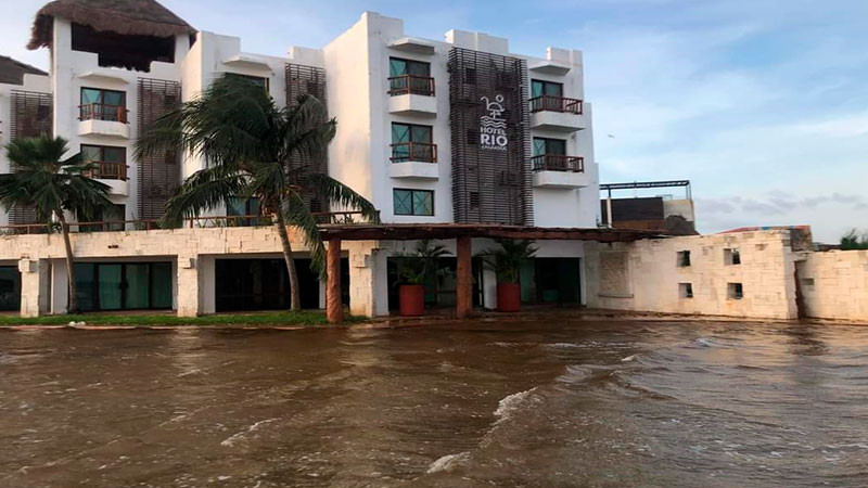 Continúan inundaciones en Río Lagartos, Yucatán  