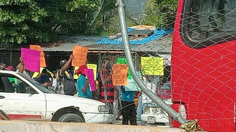 Protestan transportistas en Acapulco, Guerrero, por homicidio de tres taxistas 