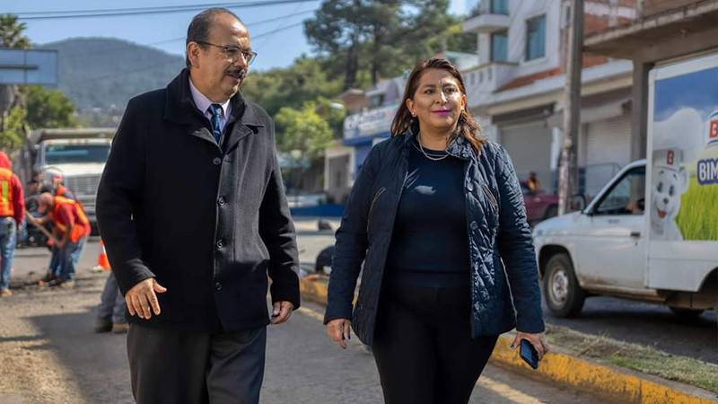 Alma Mireya González da arranque a labores de bacheo en libramiento de Quiroga 