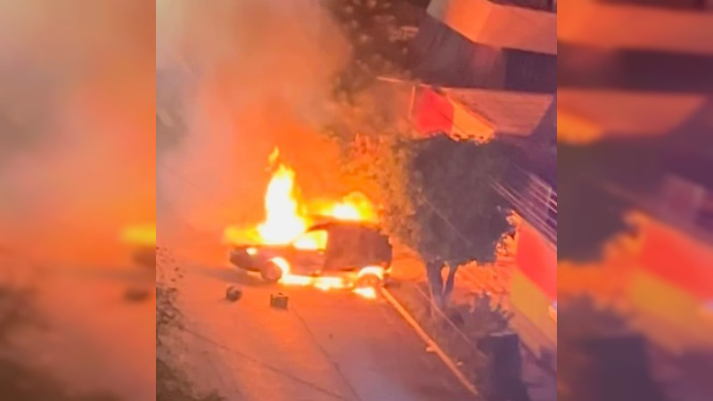 Presuntos normalistas incendian vehículo y atacan instalaciones educativas en Morelia, Michoacán  