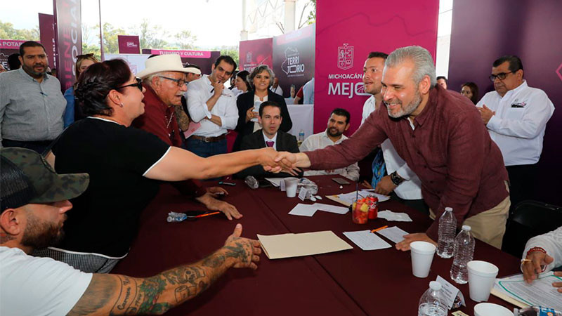 Bedolla en territorio; inicia en Jiquilpan primera audiencia pública 