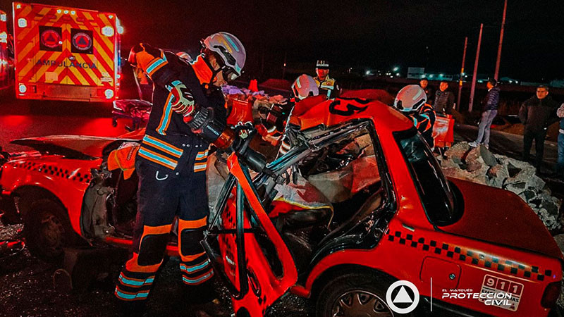 Quedan atrapadas dos personas en aparatoso choque por alcance sobre la autopista 57 