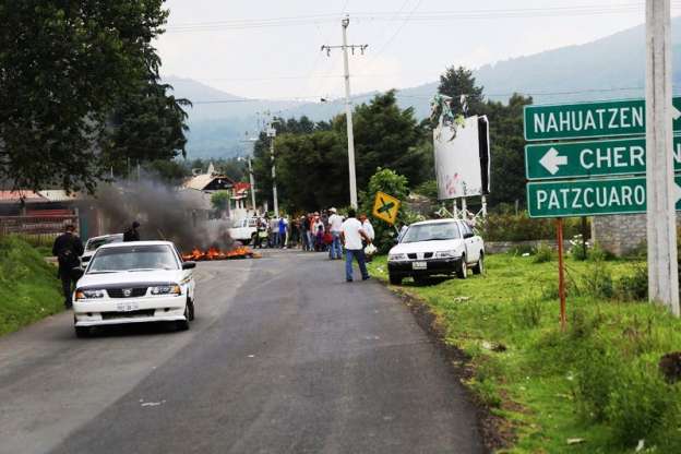 Continúa conflicto entre comuneros en Nahuatzen; causan daños a la presidencia municipal - Foto 0 