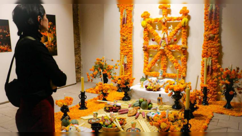 Instalan tradicional altar de muertos de Michoacán en museo de Zacatecas
