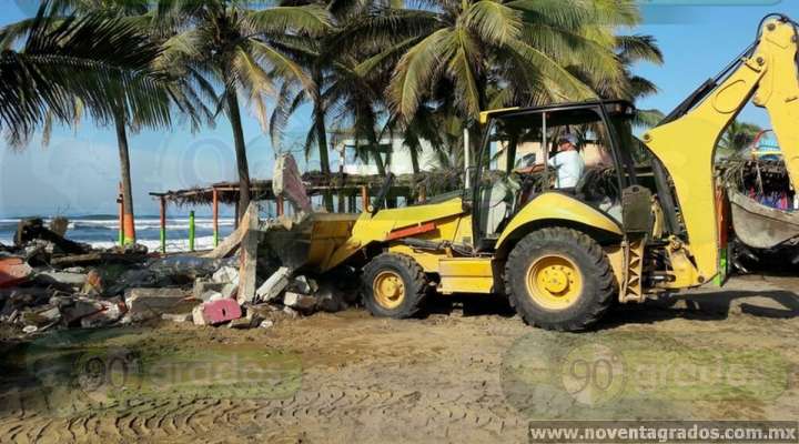 Remodelan negocios afectados por mar de fondo en Lázaro Cárdenas - Foto 0 