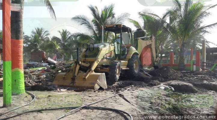 Remodelan negocios afectados por mar de fondo en Lázaro Cárdenas - Foto 1 